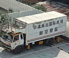 公司售服對(duì)機(jī)場(chǎng)中央廚房系統(tǒng)冷卻用冷水機(jī)進(jìn)行回訪，發(fā)現(xiàn)風(fēng)險(xiǎn)，解決問題